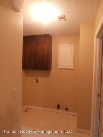 Building Photo - 136 S Macon St