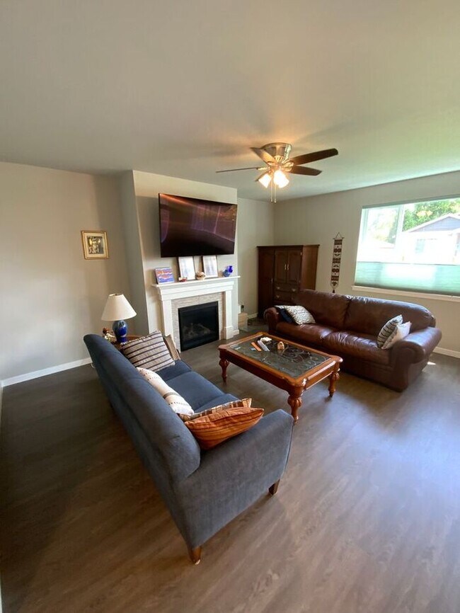 Foto del edificio - Centralia 4bdr brand new home 2 garage & s...