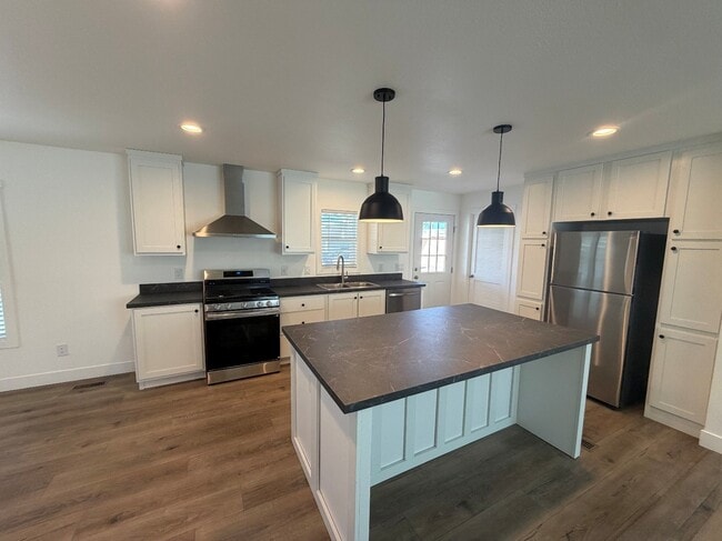 Building Photo - 501 E Ray Rd