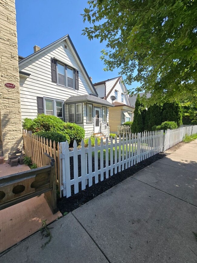 Building Photo - 3224 S Howell Ave