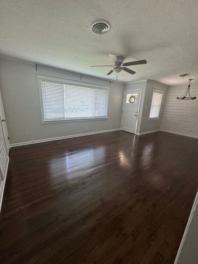 Foto del edificio - 834 Inwood Dr