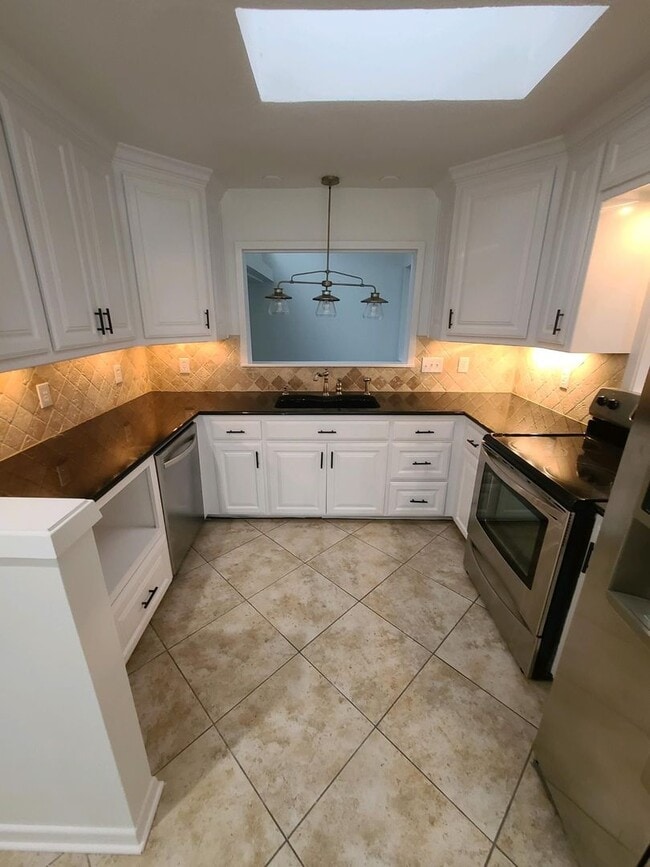 Building Photo - 2021 Oak Forest Country Club Dr