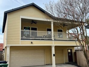 Building Photo - 1021 Louise St