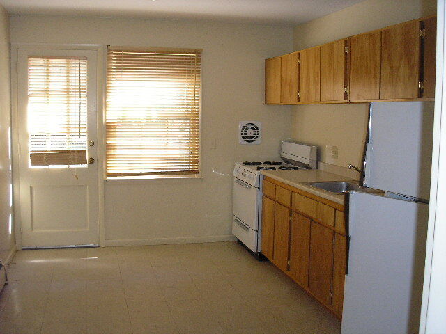 kitchen has room for a table - 37 Farnham Ave