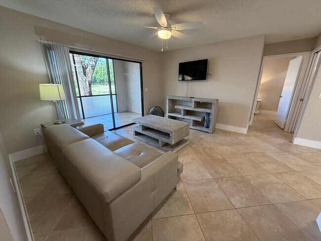 Foto del edificio - 2094 Arbour Walk Cir