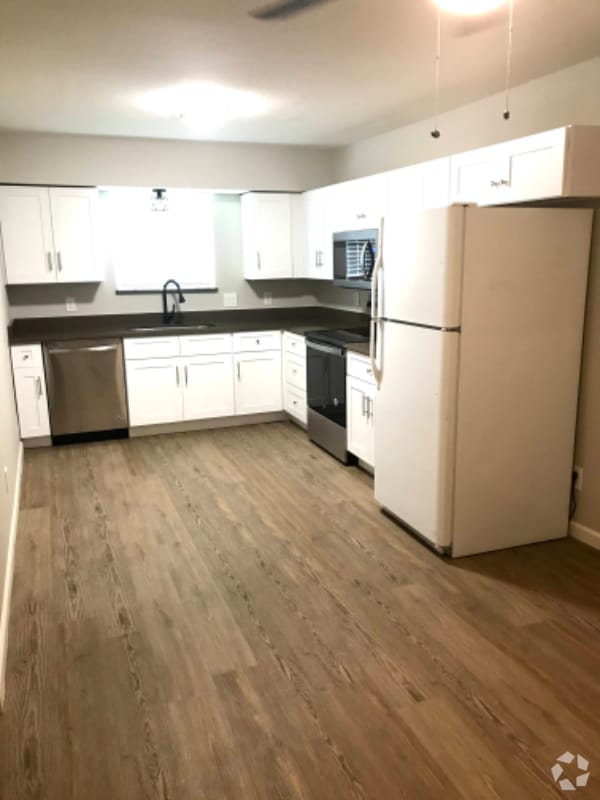 Building Photo - 658 S Grand
