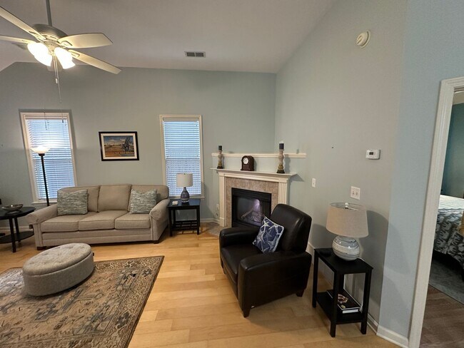 Foto del edificio - Adorable 2 bedroom 2 bath all hardwood.   All appliances included. Pets allowed with fees.  Avail...