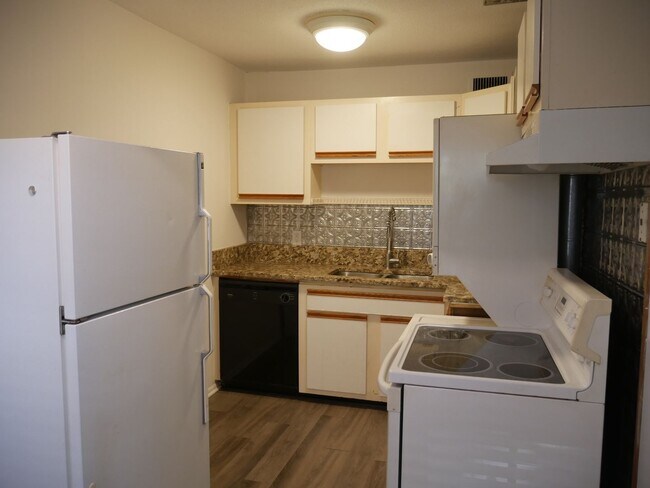 Foto del edificio - 3822J Country Club Rd
