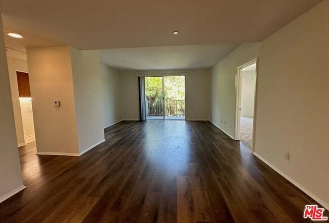 Foto del edificio - 7551 Jordan Ave
