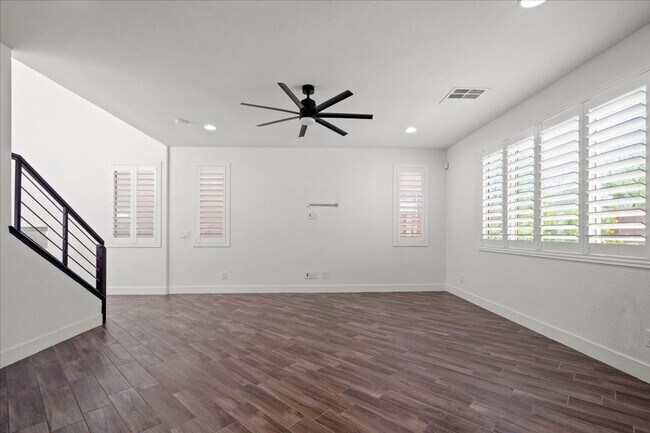Foto del edificio - Modern Gated 3 Bedroom Retreat with Loft & Entertainer’s Backyard