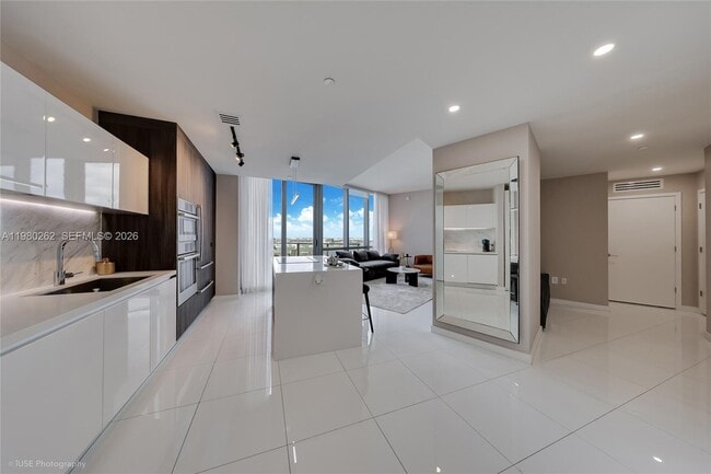 Building Photo - 851 NE 1st Ave