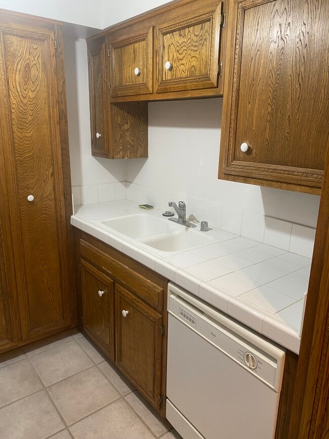 Building Photo - 1120 N Flores St