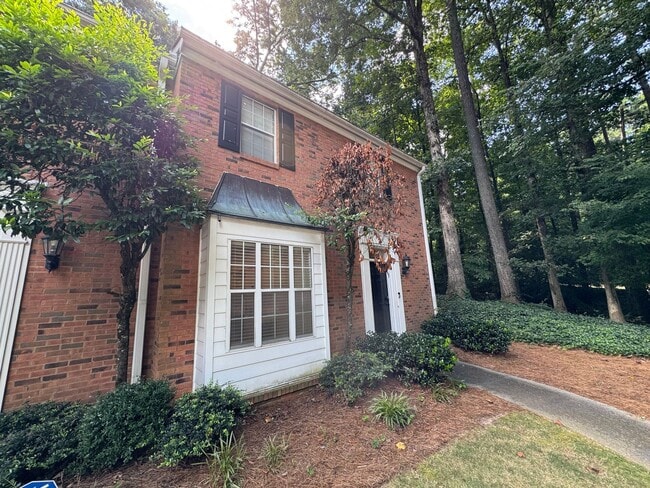 Building Photo - Nice Brick 2/2.5 Townhome in Atlanta- $2,750