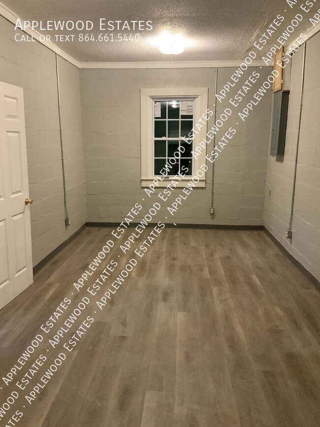 Building Photo - 131 E Main St