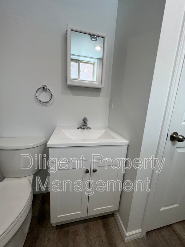 Building Photo - 786 Snelgrove Rd