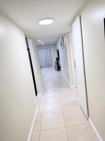 Building Photo - 5545 W Lakewood Cir