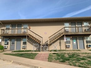 Building Photo - 924 N Goetz Blvd