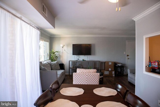 Foto del edificio - 2900 Kings Chapel Rd