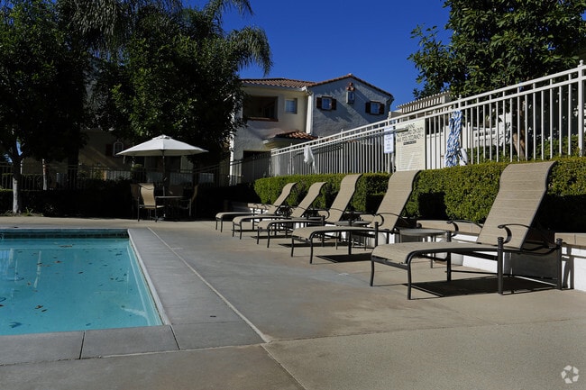 Community: Poolside Seating - TERRAZA DEL SOL