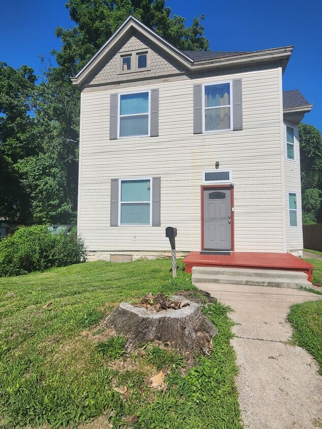 Primary Photo - 5 Bedroom Home Alton