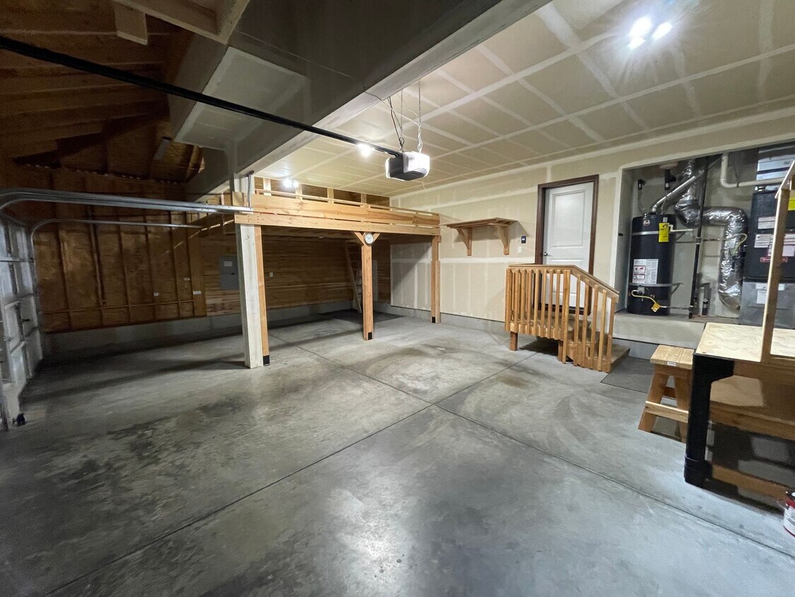 Foto principal - Gorgeous, Pet Friendly Home Close to Every...