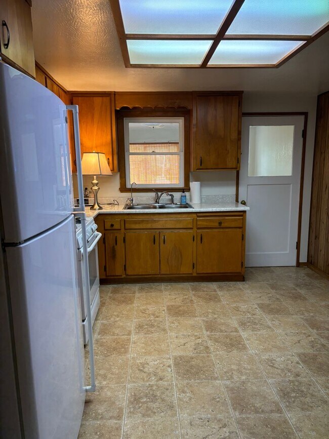 Building Photo - 2 bedroom 2 bath Windsor home available now