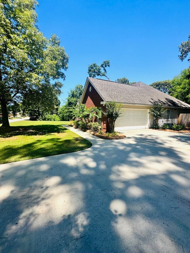 Building Photo - Convenient and Cozy 3 bedroom/2bath with F...