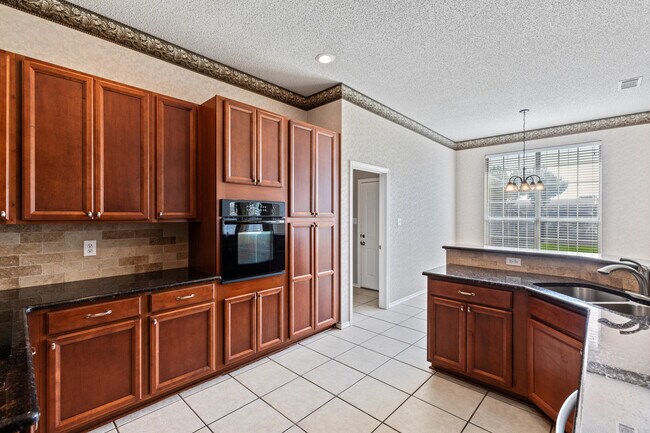 Building Photo - 7112 Holden Dr