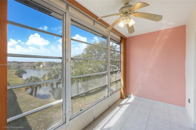 Foto del edificio - 8280 Sunrise Lakes Blvd