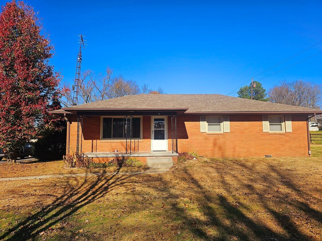 Primary Photo - 3 bedroom 2 bathroom for rent!
