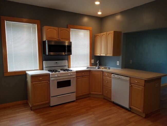 Building Photo - 113 E Spring St