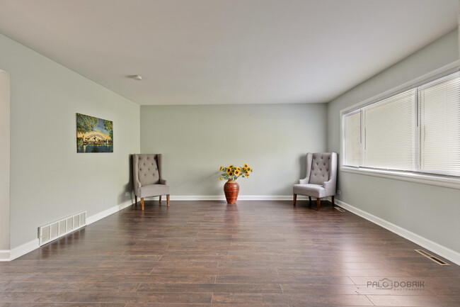 Foto del edificio - 323 Cherry Valley Rd