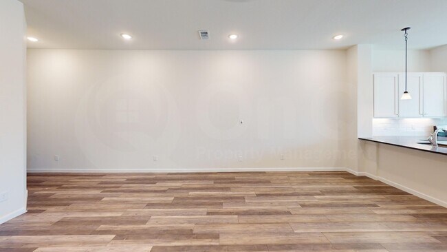 Building Photo - 16082 Doe Lk Dr