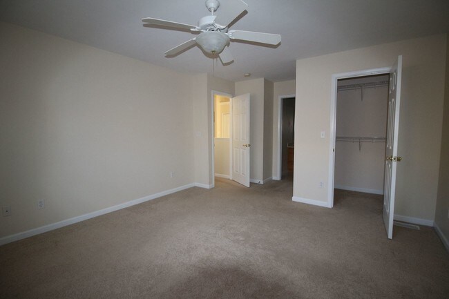 Building Photo - 281 York Ln