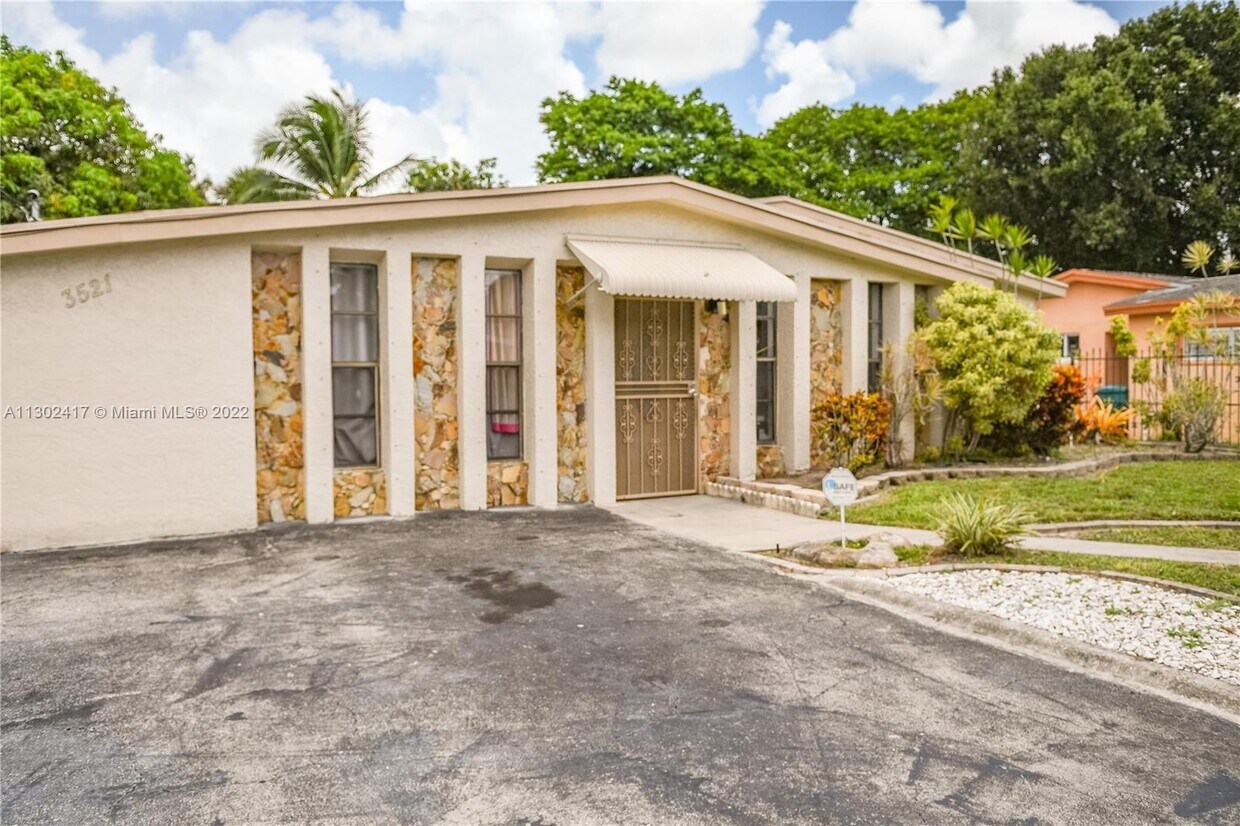 Primary Photo - 3521 NW 9th Ct