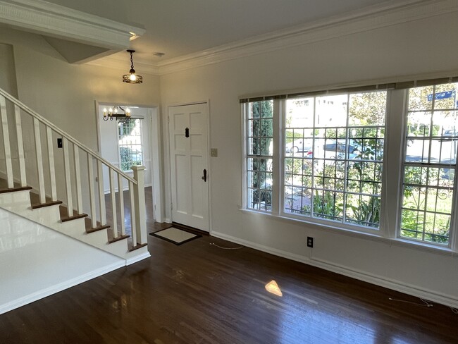 Entry - 1056 Masselin Ave