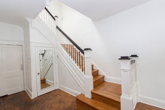 Building Photo - 328 E 33rd St