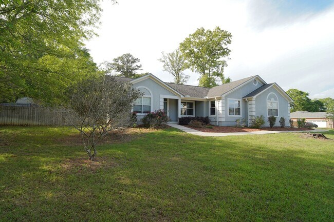 Building Photo - 3 Bed / 2 Bath with Large Yard/Garage in Bucklake area!