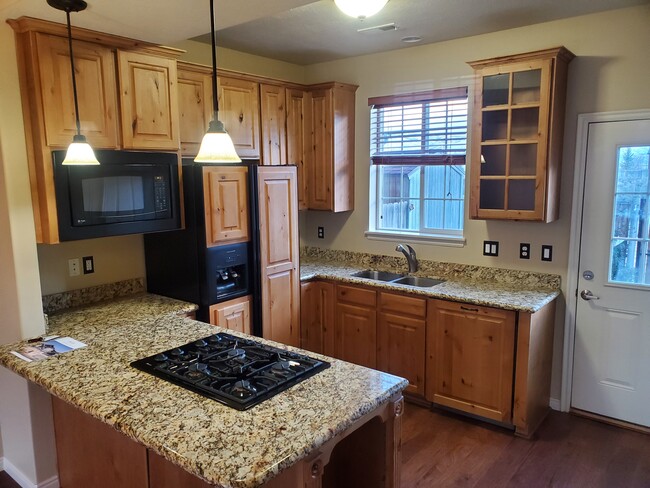 Building Photo - 880 Hamlet Cir S