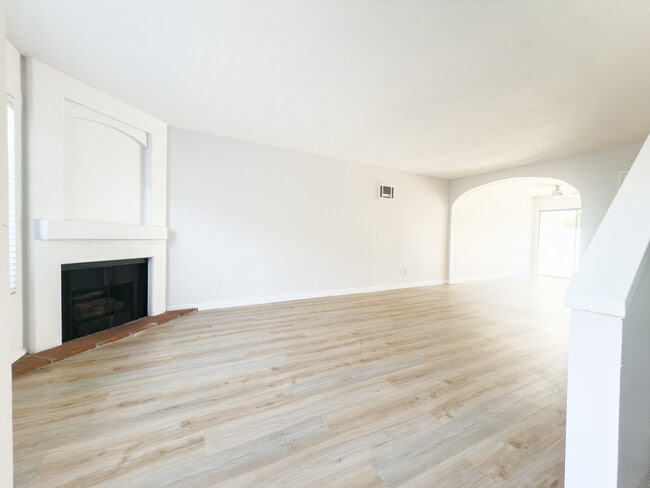 Building Photo - 4243 Tiberon Dr