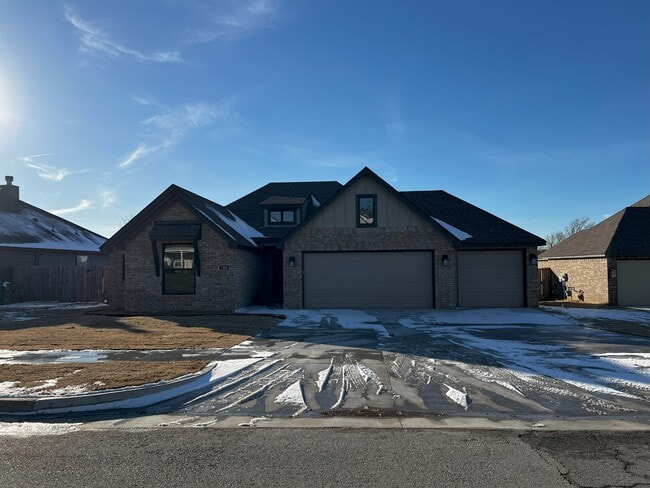 Building Photo - 720 N Country Club Dr