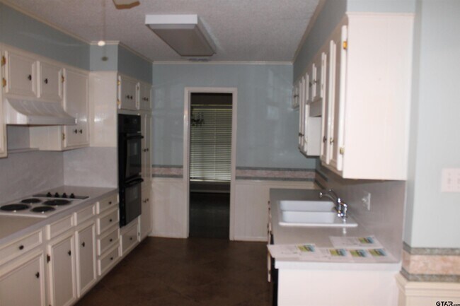 Building Photo - 713 Meadow Creek Dr