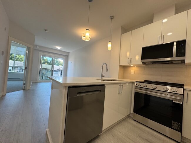 Building Photo - 33886-33886 Pine St