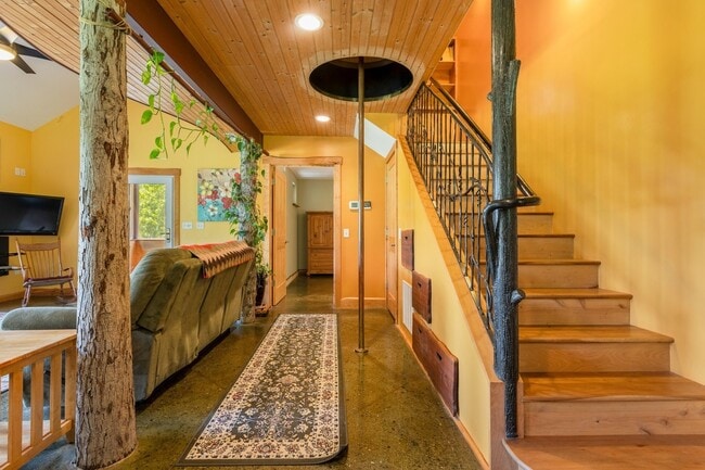 Building Photo - 105 Creative Cove