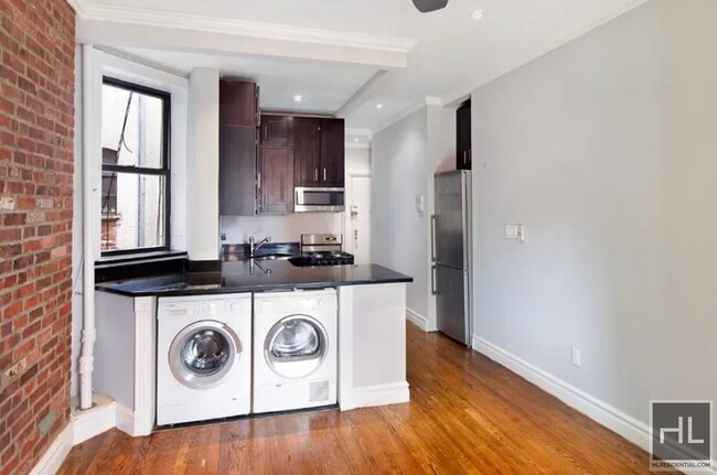 Building Photo - MOTT ST.