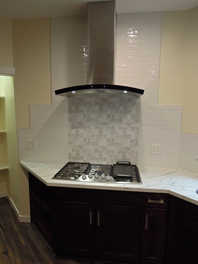 Gas cooktop - 321 3rd Pl NW