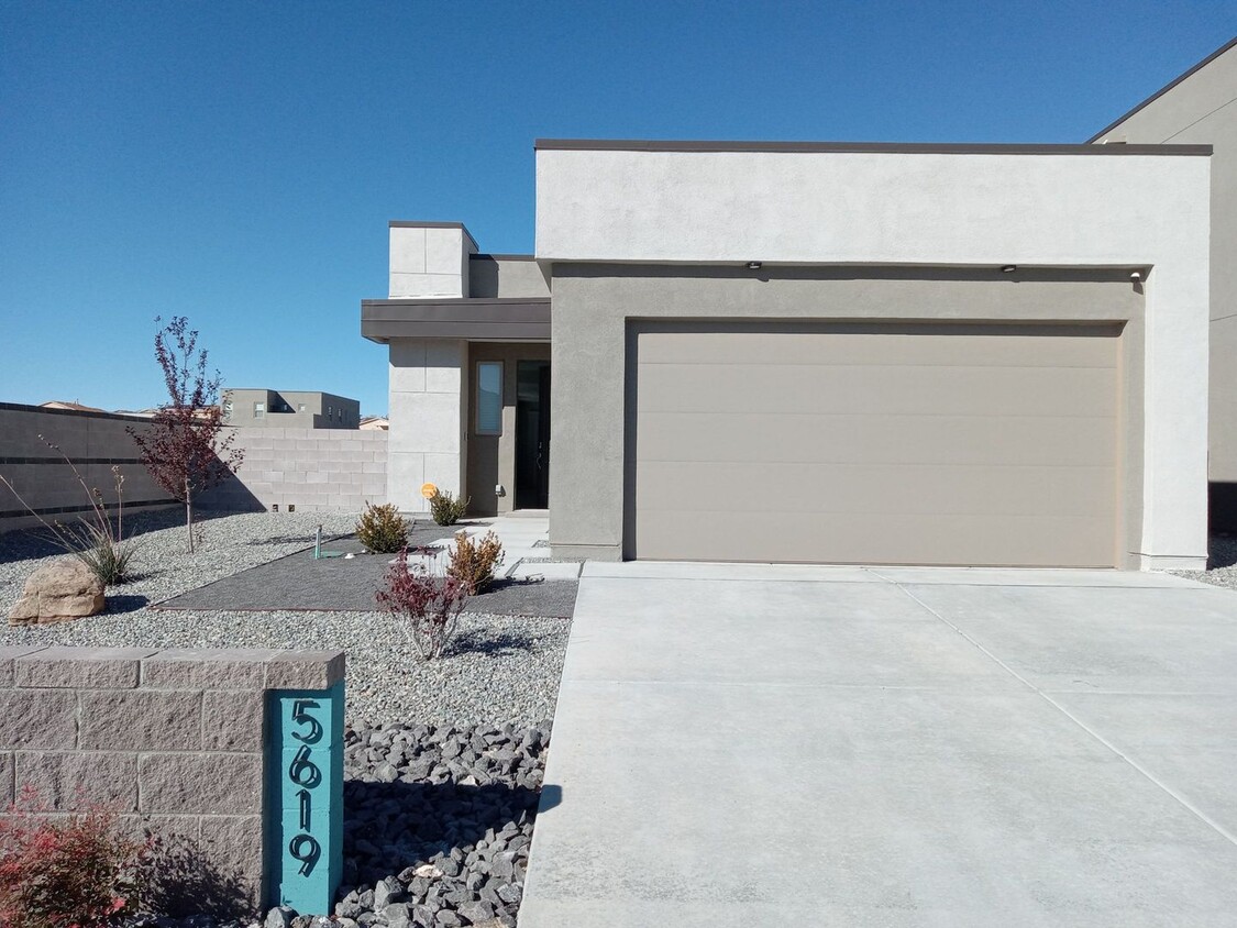 Foto principal - *** Stunning 3 bed-2 bath MODERN home in R...