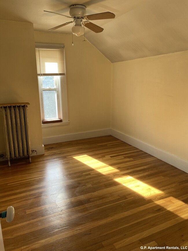 Building Photo - 178 Maple St