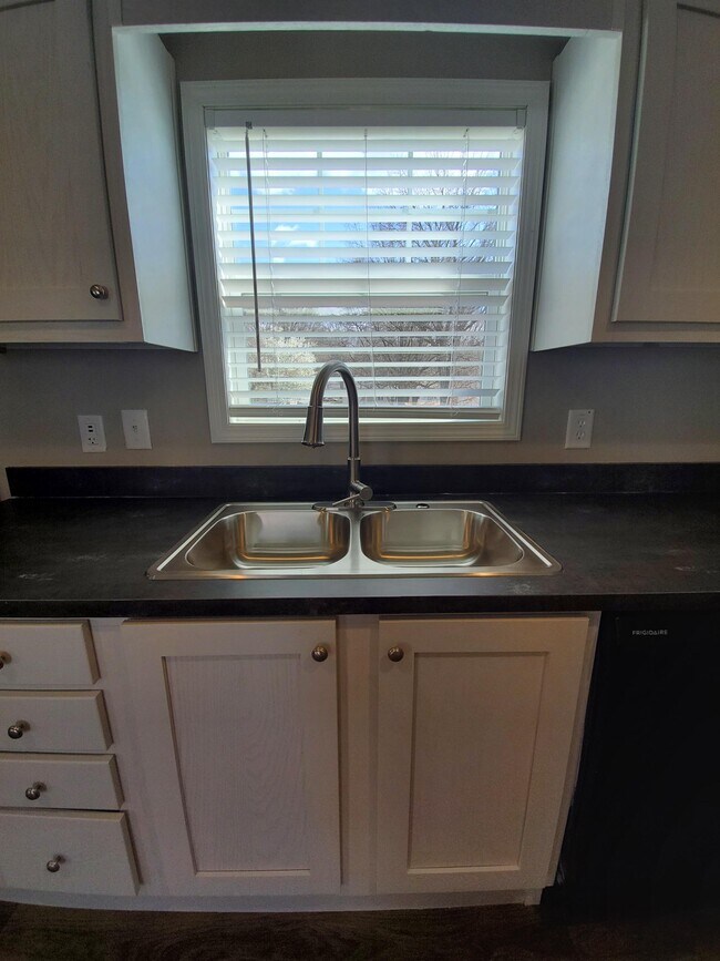 Building Photo - 252 Field Pine Dr