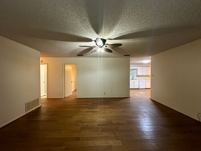 Building Photo - Tour Today! 3 Bedroom 2 Bath in Whitehouse...